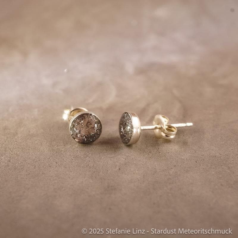 Ohrstecker Gemini – 4 mm, 925 Silber mit Meteoritenstaub – Bild 2