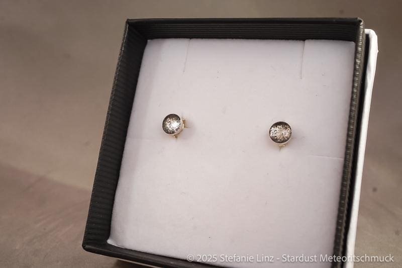 Ohrstecker Gemini – 4 mm, 925 Silber mit Meteoritenstaub – Bild 4