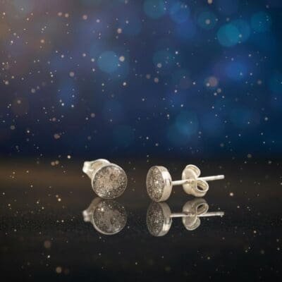 Ohrstecker Gemini – 4 mm, 925 Silber mit Meteoritenstaub