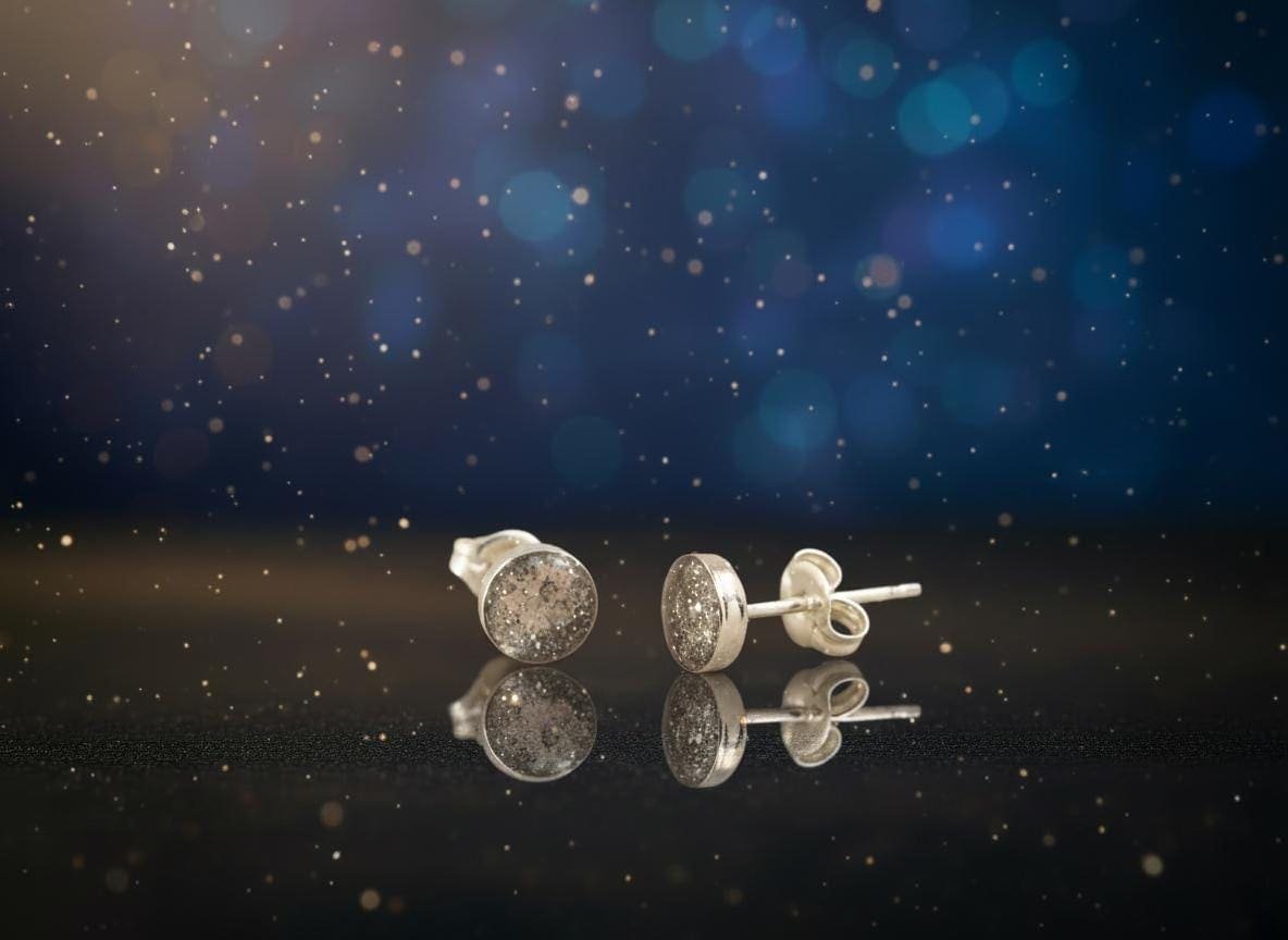 Ohrstecker Gemini – 4 mm, 925 Silber mit Meteoritenstaub