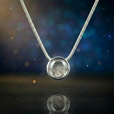Meteorit Schmuck Anhänger SOLIS S mit Widmanstätten Struktur des Muonionalusta Eisenmeteoriten an Schlangenkette Silber | Art Astra